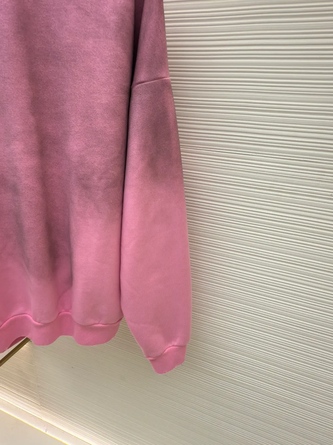 Acne Studios 1996 distressed printed hooded sweatshirt ●Authentic product: Purchased and developed for 2199 ●Item number: 1680618-A85 ●Fabric: pure cotton fabric ●Technology: printing production ●Version: loose fit ●Weight: about 855 grams ●Size: S-M-L-XL ●Description: The fabric is made of custom-made pure cotton, washed with distressed and dirty gradient techniques, printed on the back, and the overall wiring is straight and delicate. The fabric is comfortable and soft, with consistent colors and no color difference. It can be matched with the same style to create a fashionable look and control various occasions. Customized accessories, complete with three standards, same style for men and women!
